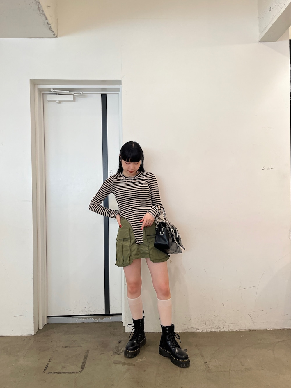 ブルー系のTシャツ/カットソー、ピンク系のその他パンツ、ブラック系のハンドバッグを着用したレディースの夏コーディネートの2枚目の写真