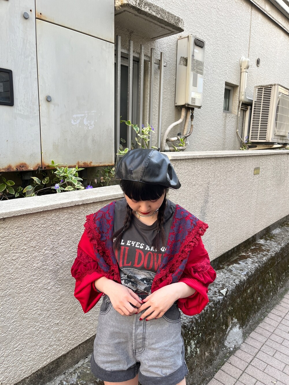 ブラック系のブーツ、ブルー系のデニムパンツ、ブラック系のTシャツ/カットソーを着用したレディースの春コーディネートの4枚目の写真