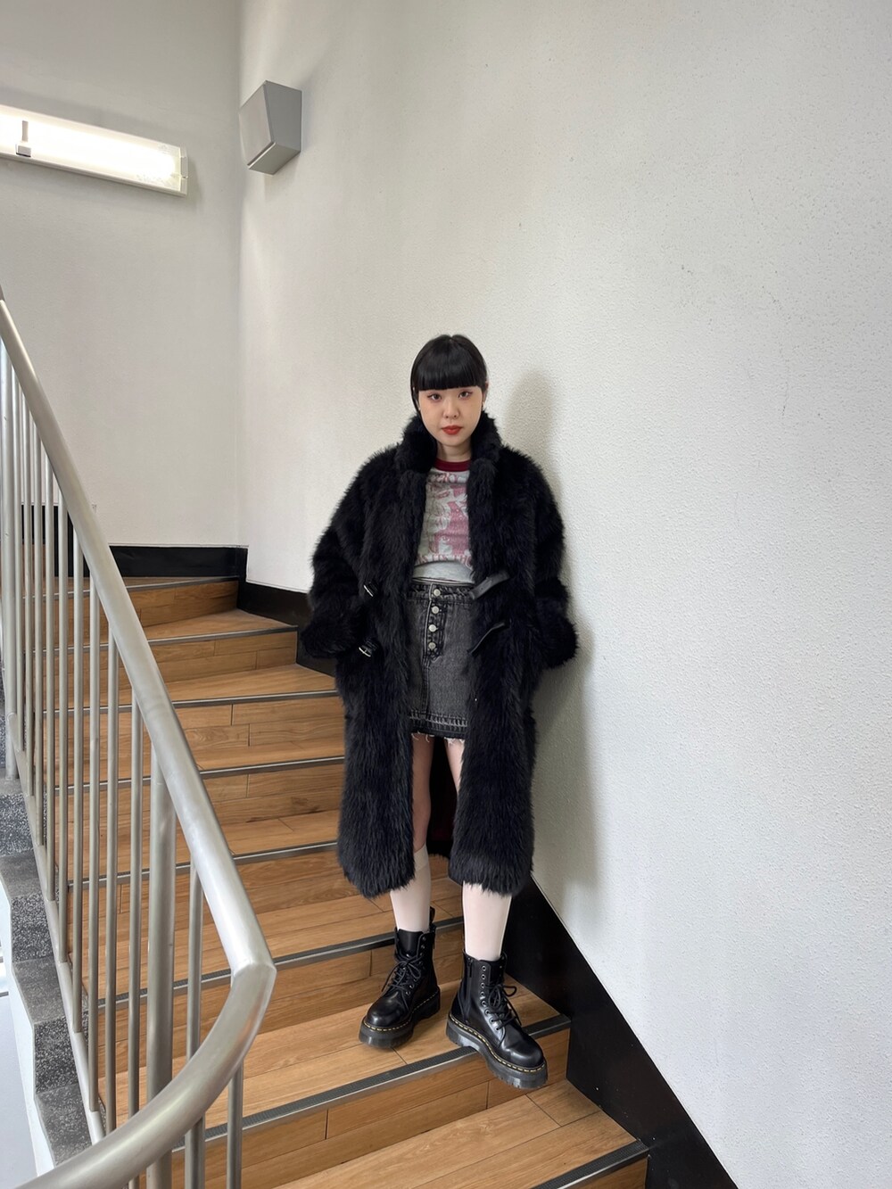 ブルー系のデニムパンツ、グレー系のTシャツ/カットソー、ブラック系のその他アウターを着用したレディースの夏コーディネートの2枚目の写真