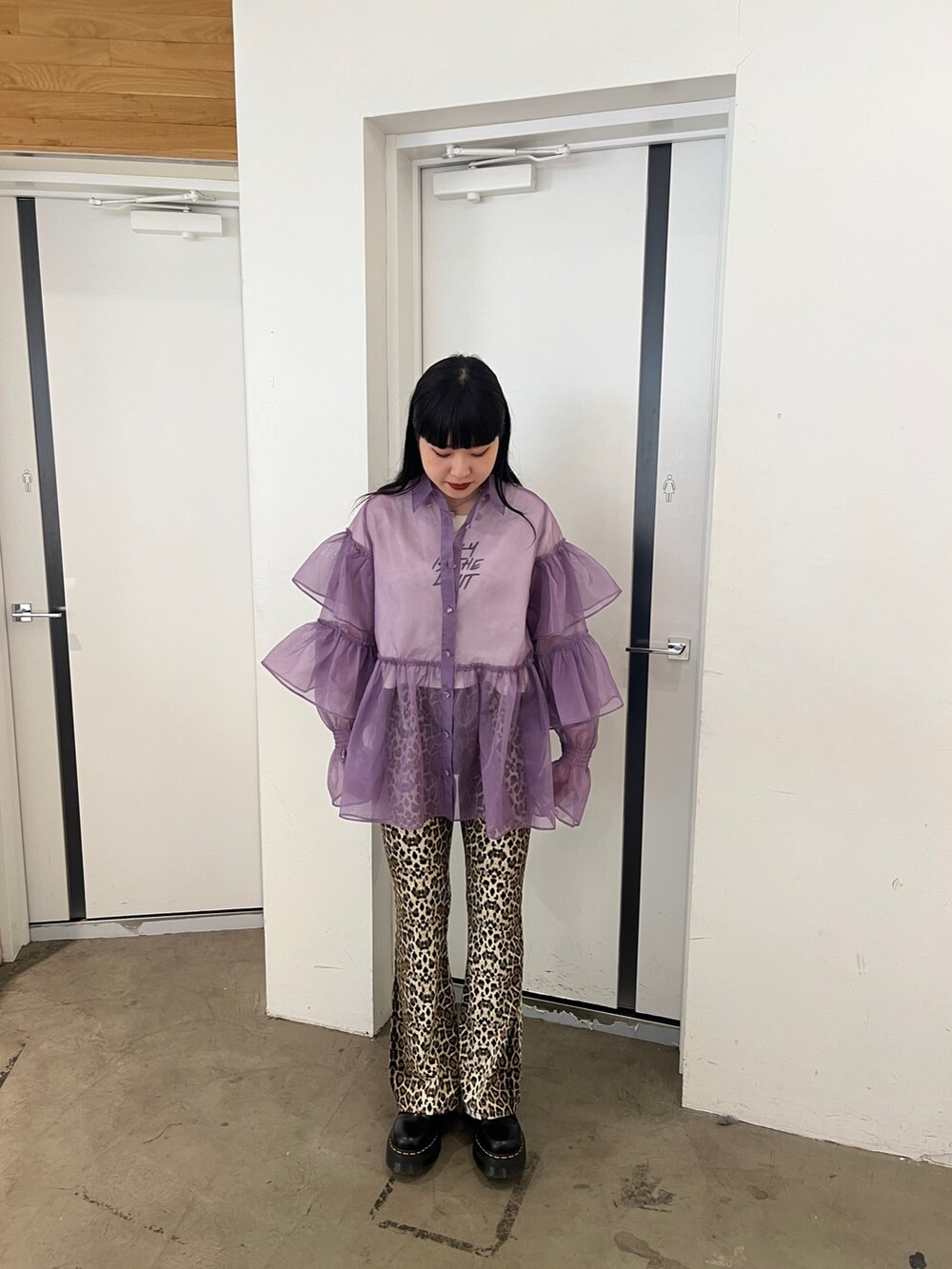 パープル系のシャツ/ブラウス、ホワイト系のタンクトップ、ブラウン系のその他パンツを着用したレディースの夏コーディネートの2枚目の写真