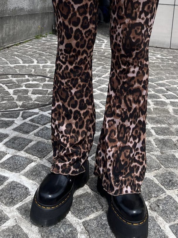 その他のその他パンツ、ホワイト系のTシャツ/カットソー、ブラック系のその他シューズを着用したレディースの春コーディネートの8枚目の写真