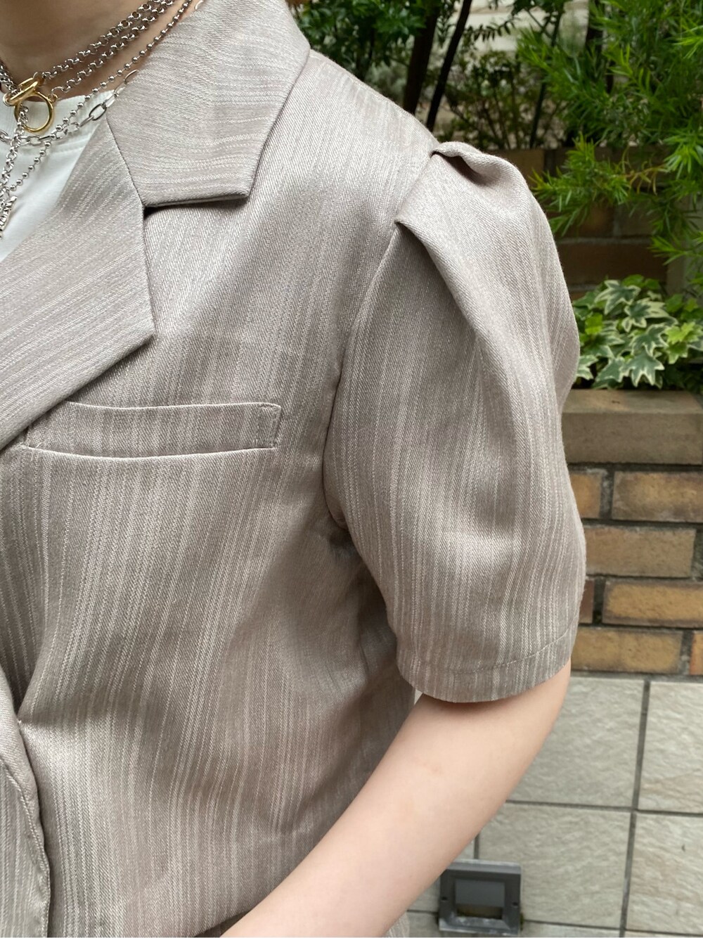 ホワイト系のセットアップを着用したレディースの夏コーディネートの5枚目の写真