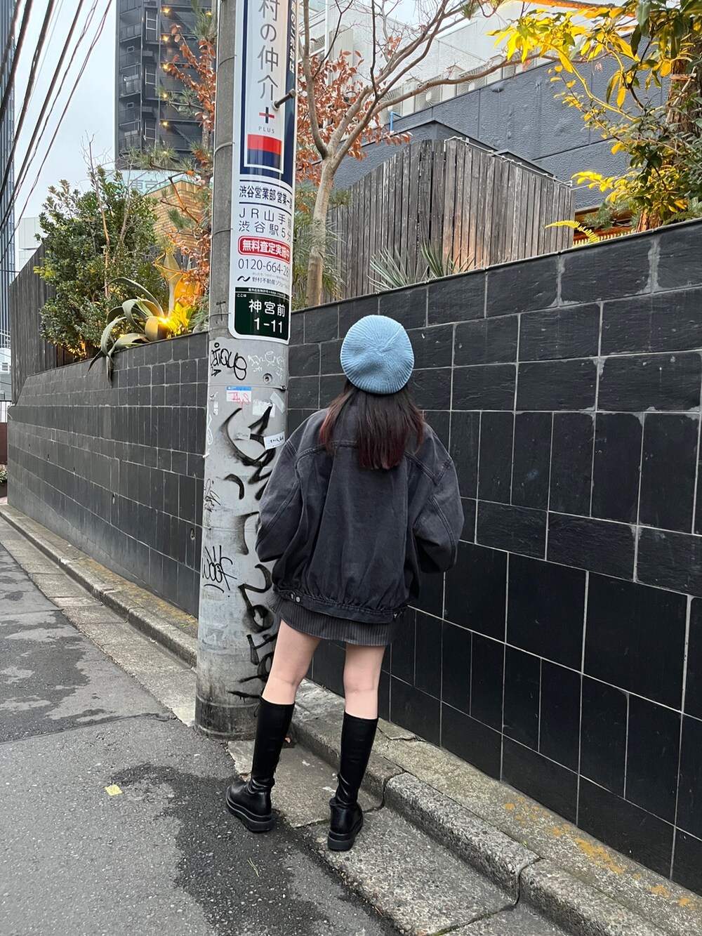 ブラック系のブーツ、グレー系のその他パンツ、ブラック系のデニムジャケットを着用したレディースの冬コーディネートの3枚目の写真