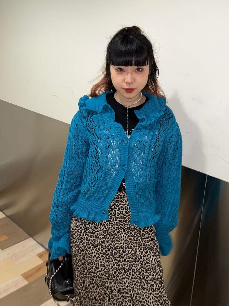 ブラウン系のスカート、ブラック系のショルダーバッグ、ブルー系のカーディガン/ボレロを着用したレディースの冬コーディネートの2枚目の写真