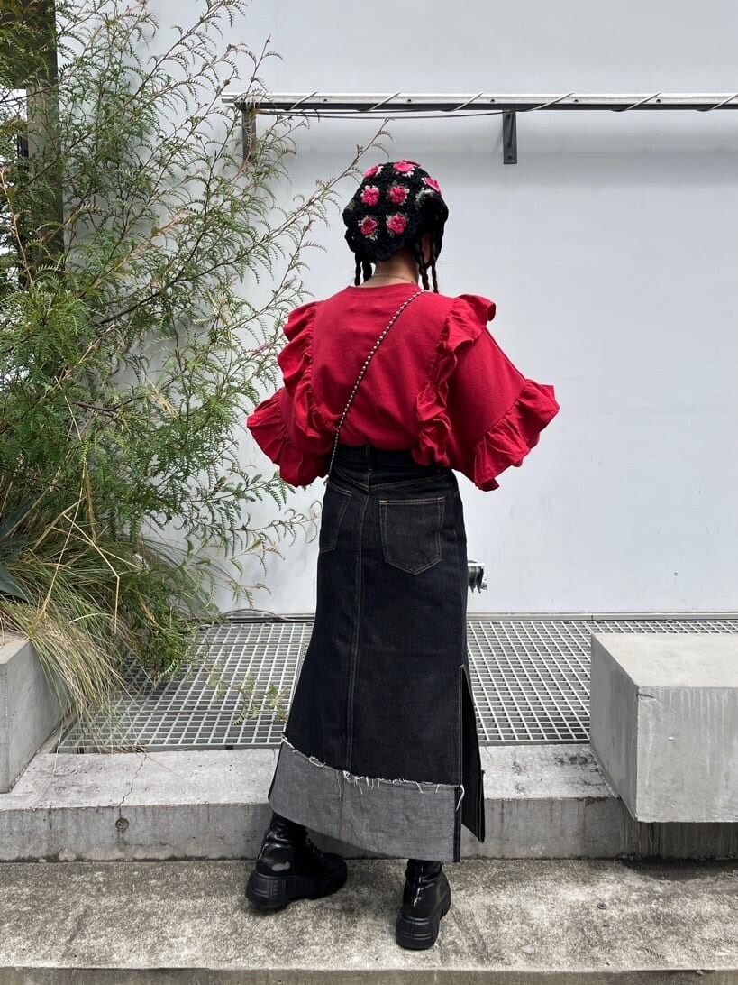 ホワイト系のハンドバッグ、ブラック系のデニムスカート、レッド系のTシャツ/カットソーを着用したレディースの秋コーディネートの3枚目の写真