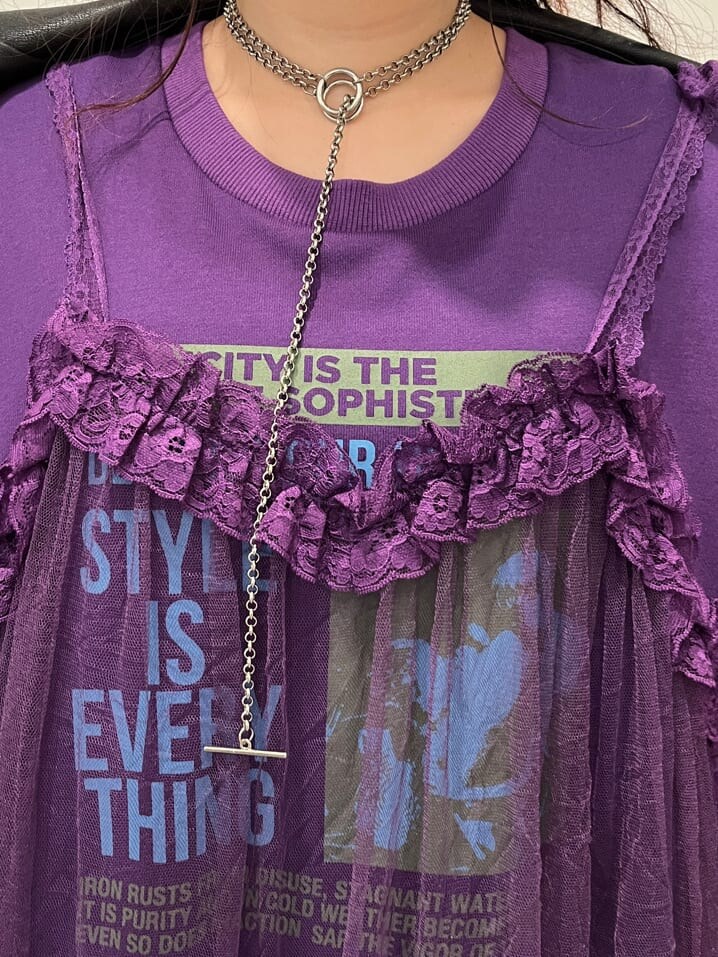 ブラック系のライダースジャケット、パープル系のワンピースを着用したレディースの秋コーディネートの5枚目の写真