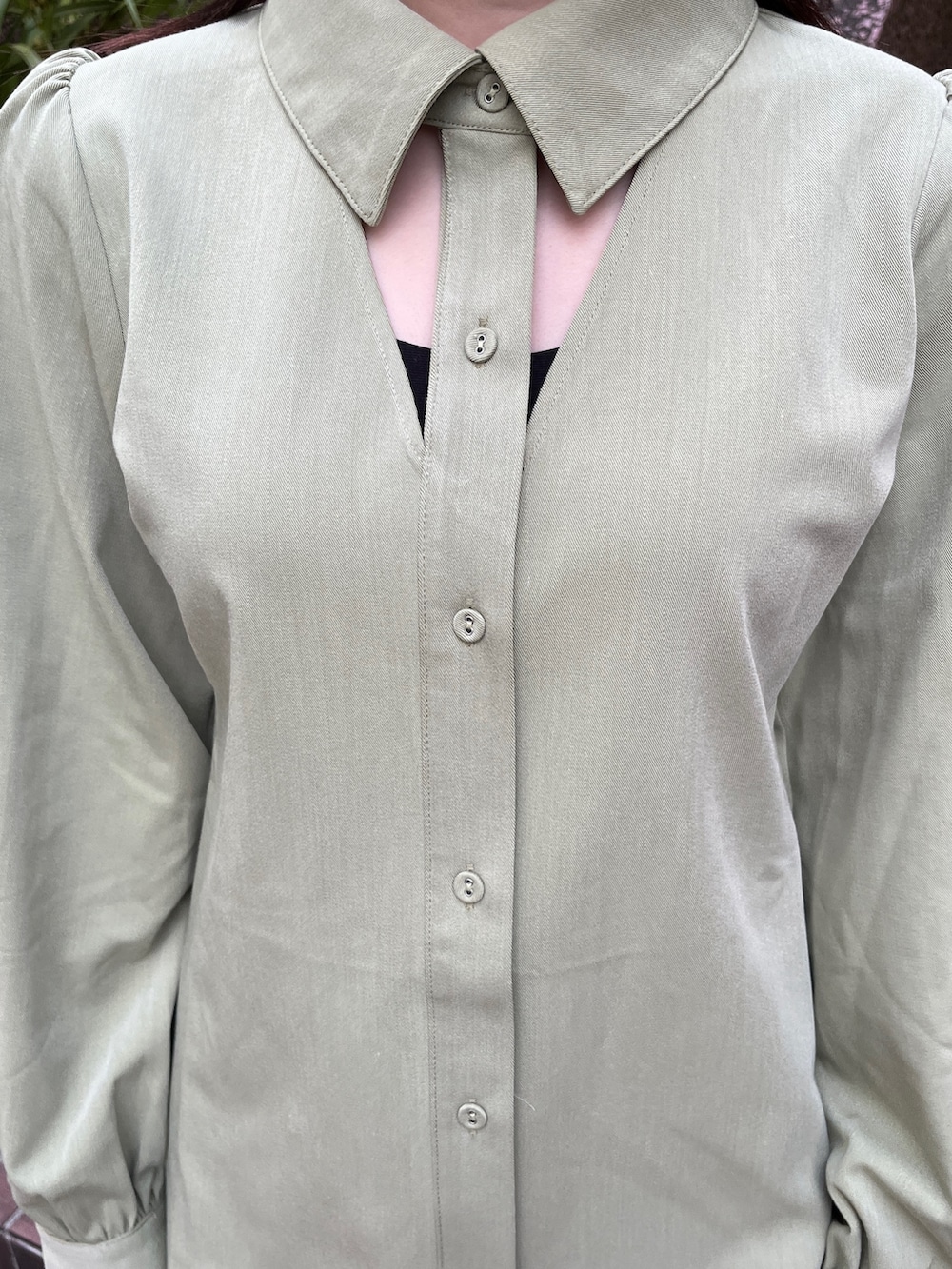 グリーン系のワンピース、ブラック系のブーツ、ブラック系のキャップを着用したレディースの冬コーディネートの7枚目の写真