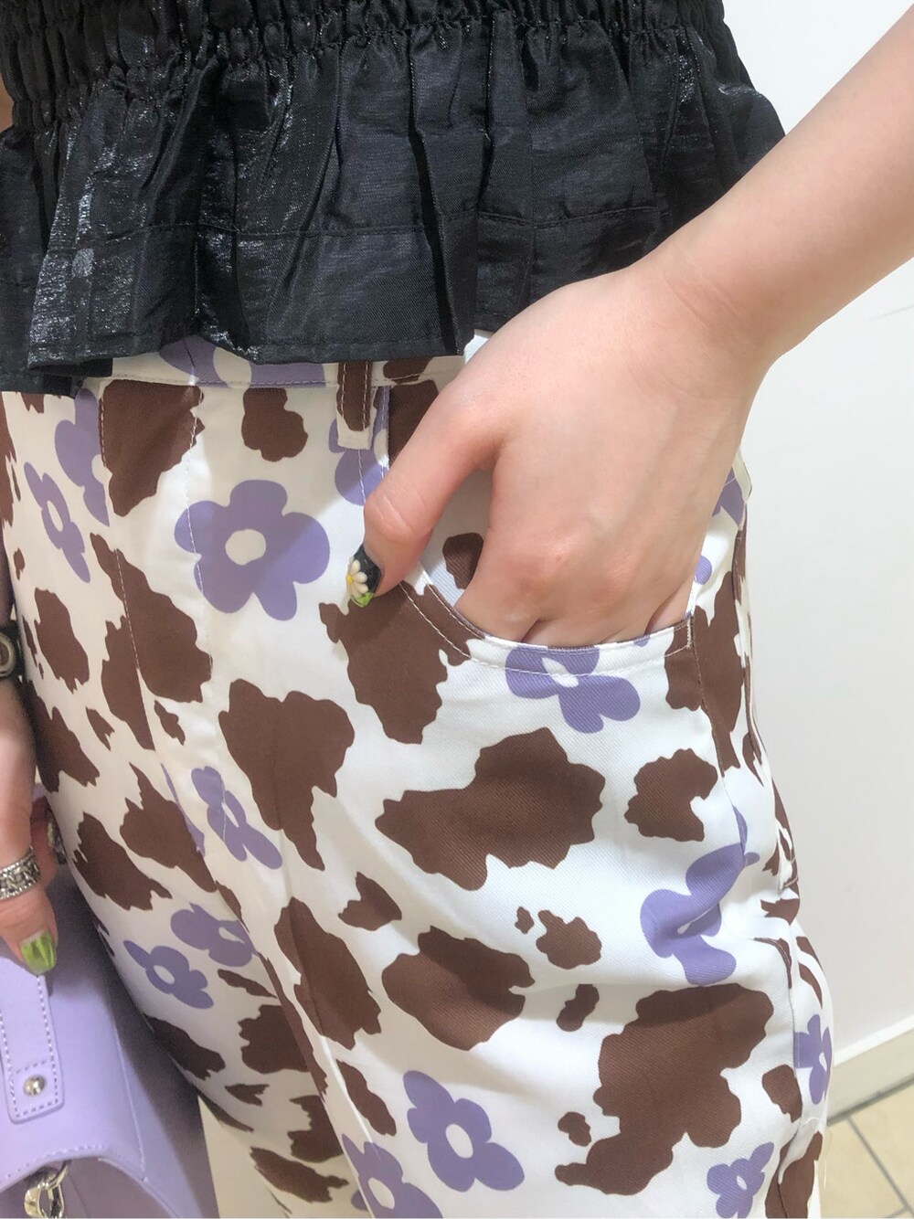 ブラック系のシャツ/ブラウス、ホワイト系のその他パンツ、パープル系のショルダーバッグを着用したレディースの春コーディネートの6枚目の写真