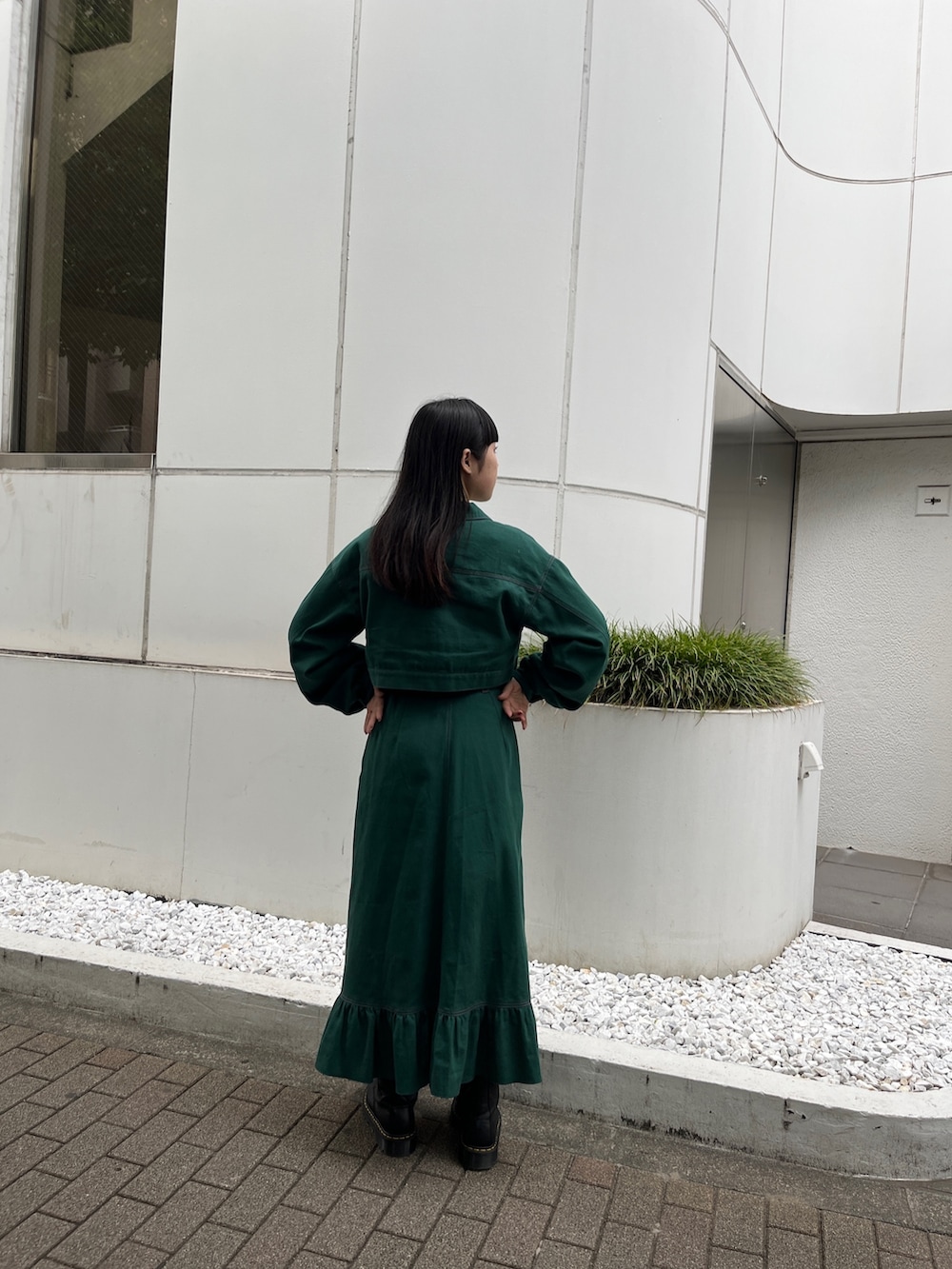 ホワイト系のTシャツ/カットソー、ブラック系のブーツ、グリーン系のワンピースを着用したレディースの夏コーディネートの3枚目の写真