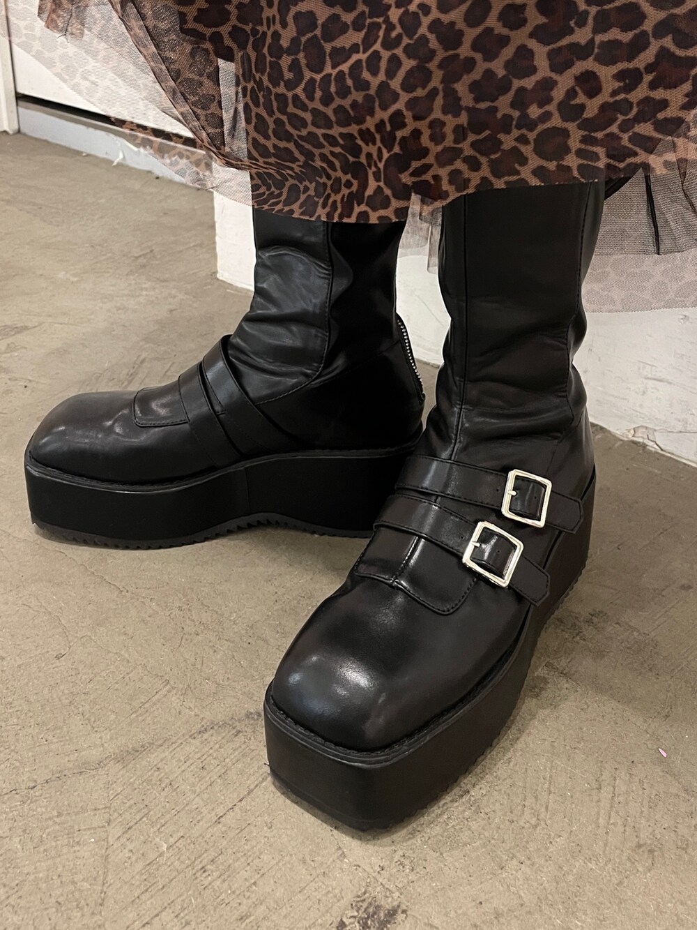 その他のスカート、ブラック系のブーツ、ブルー系のハットを着用したレディースの冬コーディネートの5枚目の写真