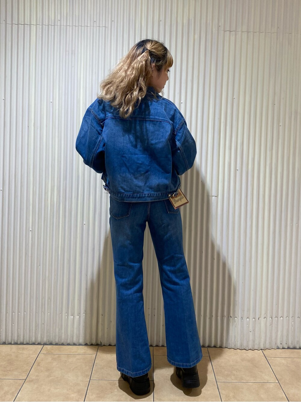 ブルー系のデニムジャケット、ブルー系のデニムパンツ、イエロー系のTシャツ/カットソーを着用したレディースの春コーディネートの2枚目の写真