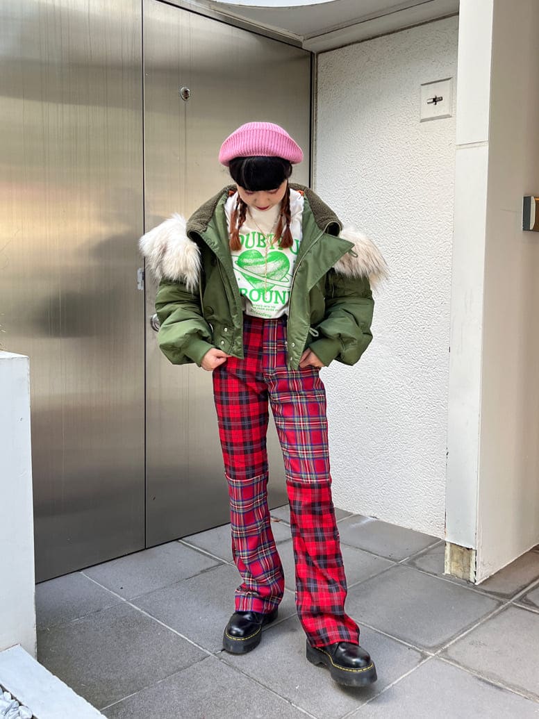 パープル系のその他アウター、ホワイト系のTシャツ/カットソー、ピンク系のハンチング/ベレー帽を着用したレディースの秋コーディネートの3枚目の写真