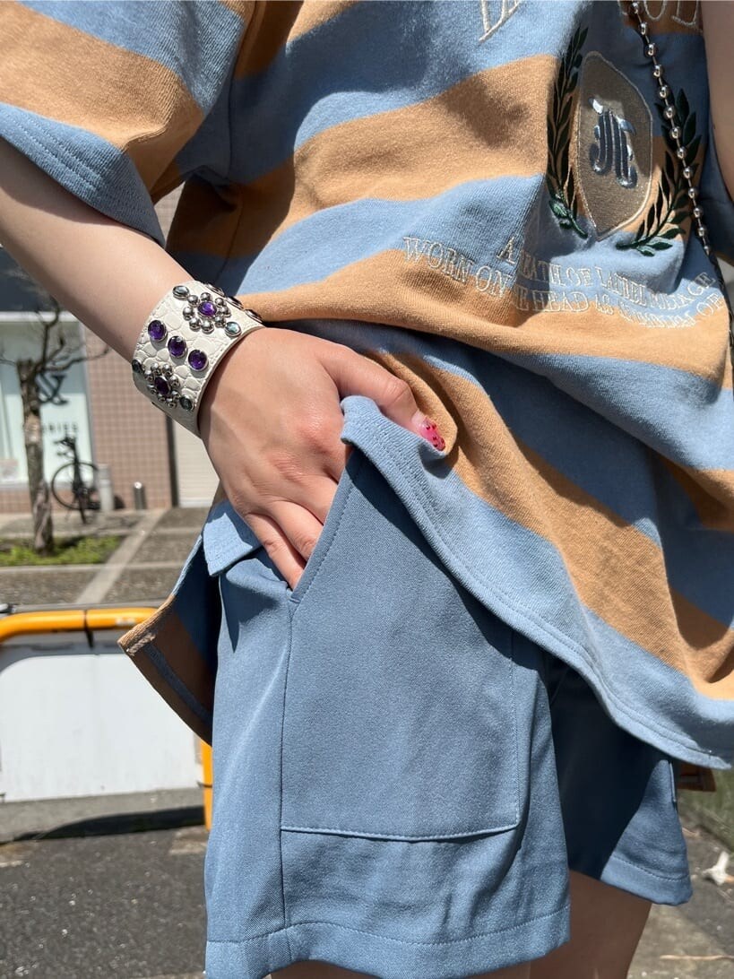 ブラック系のブーツ、ブルー系のその他パンツ、ホワイト系のボストンバッグを着用したレディースの春コーディネートの5枚目の写真