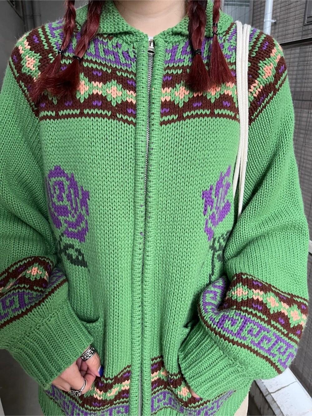 ブラック系のブーツ、ホワイト系のバックパック/リュック、ホワイト系のその他パンツを着用したレディースの夏コーディネートの6枚目の写真