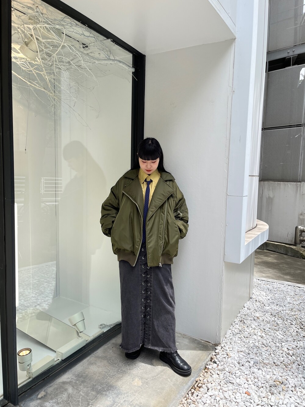 ベージュ系のMA-1、ブルー系のシャツ/ブラウス、ブラック系のデニムパンツを着用したレディースの夏コーディネートの2枚目の写真