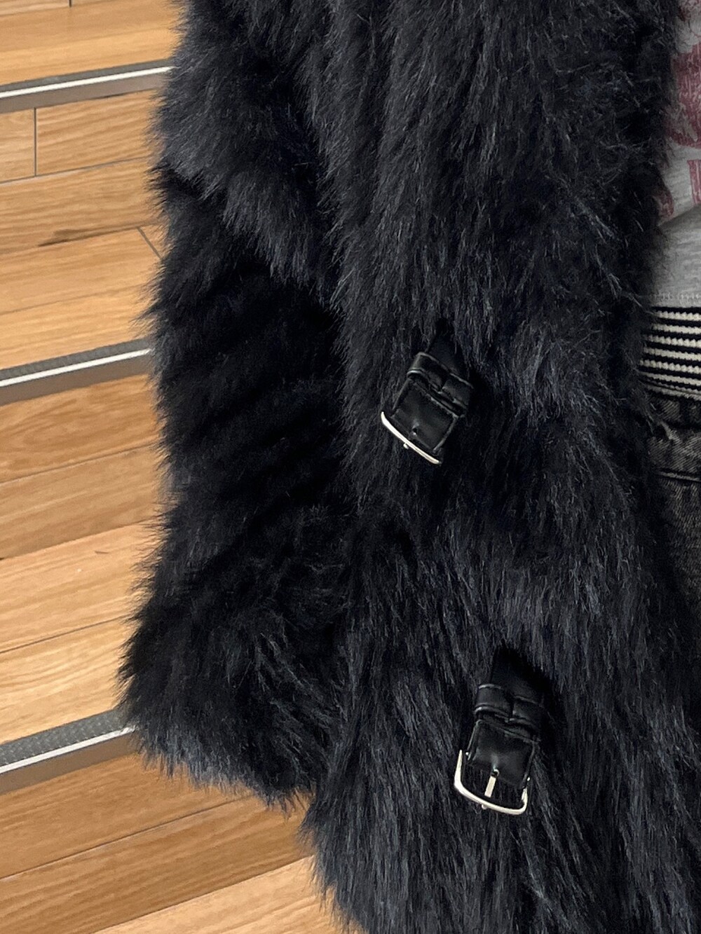 ブルー系のデニムパンツ、グレー系のTシャツ/カットソー、ブラック系のその他アウターを着用したレディースの夏コーディネートの6枚目の写真