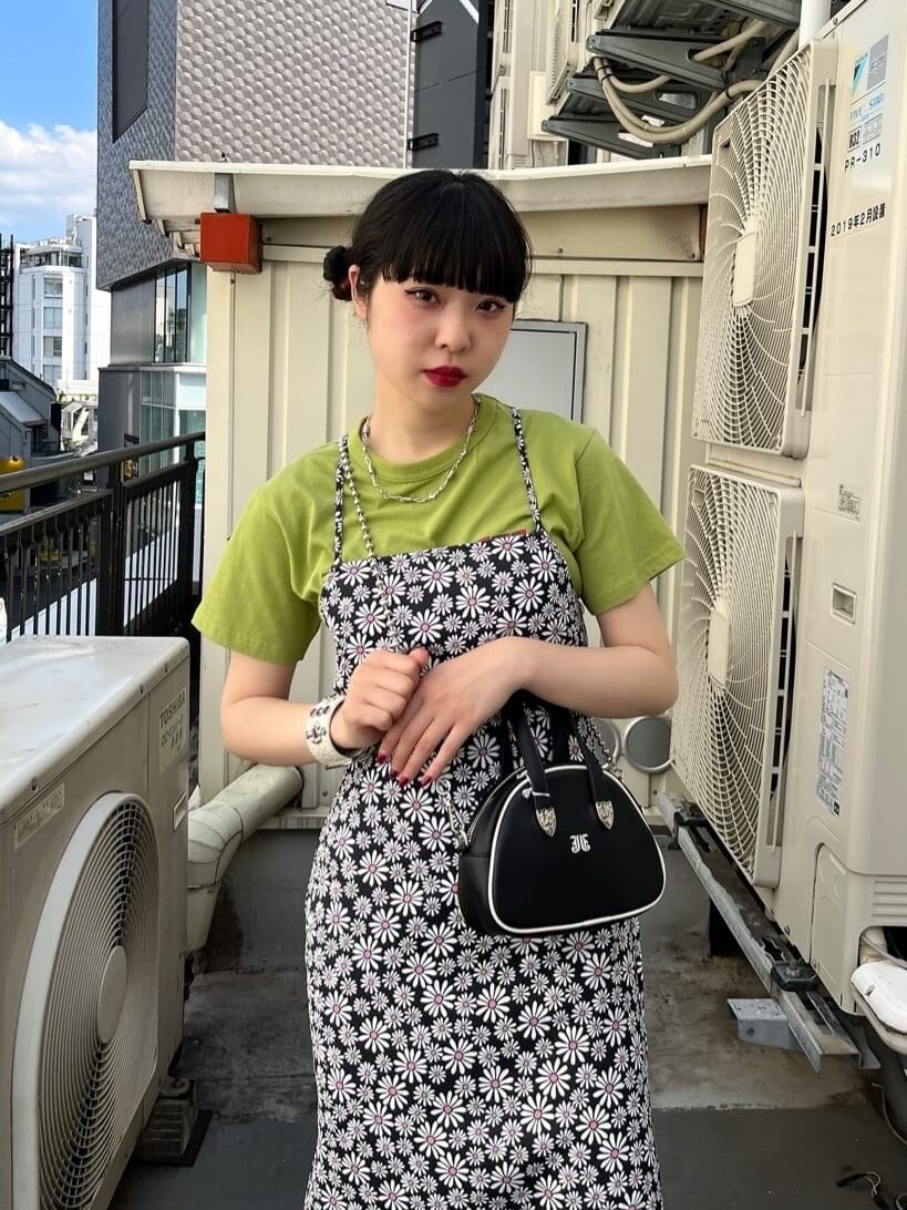 ブラック系のブーツ、グリーン系のTシャツ/カットソー、ブラック系のワンピースを着用したレディースの夏コーディネートの3枚目の写真