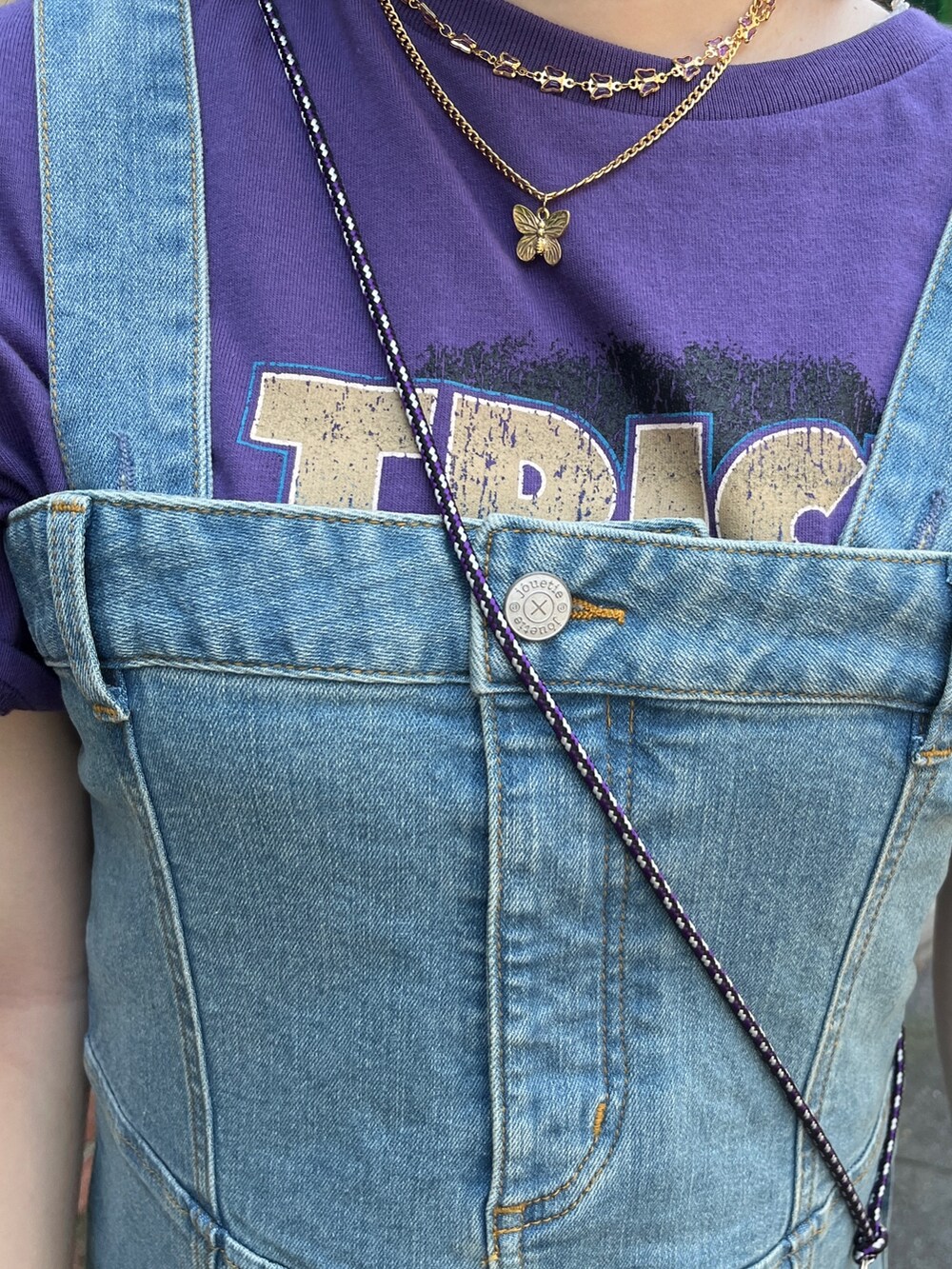 ブルー系のジャンパースカート、ブラック系のショルダーバッグ、ホワイト系のTシャツ/カットソーを着用したレディースの夏コーディネートの7枚目の写真