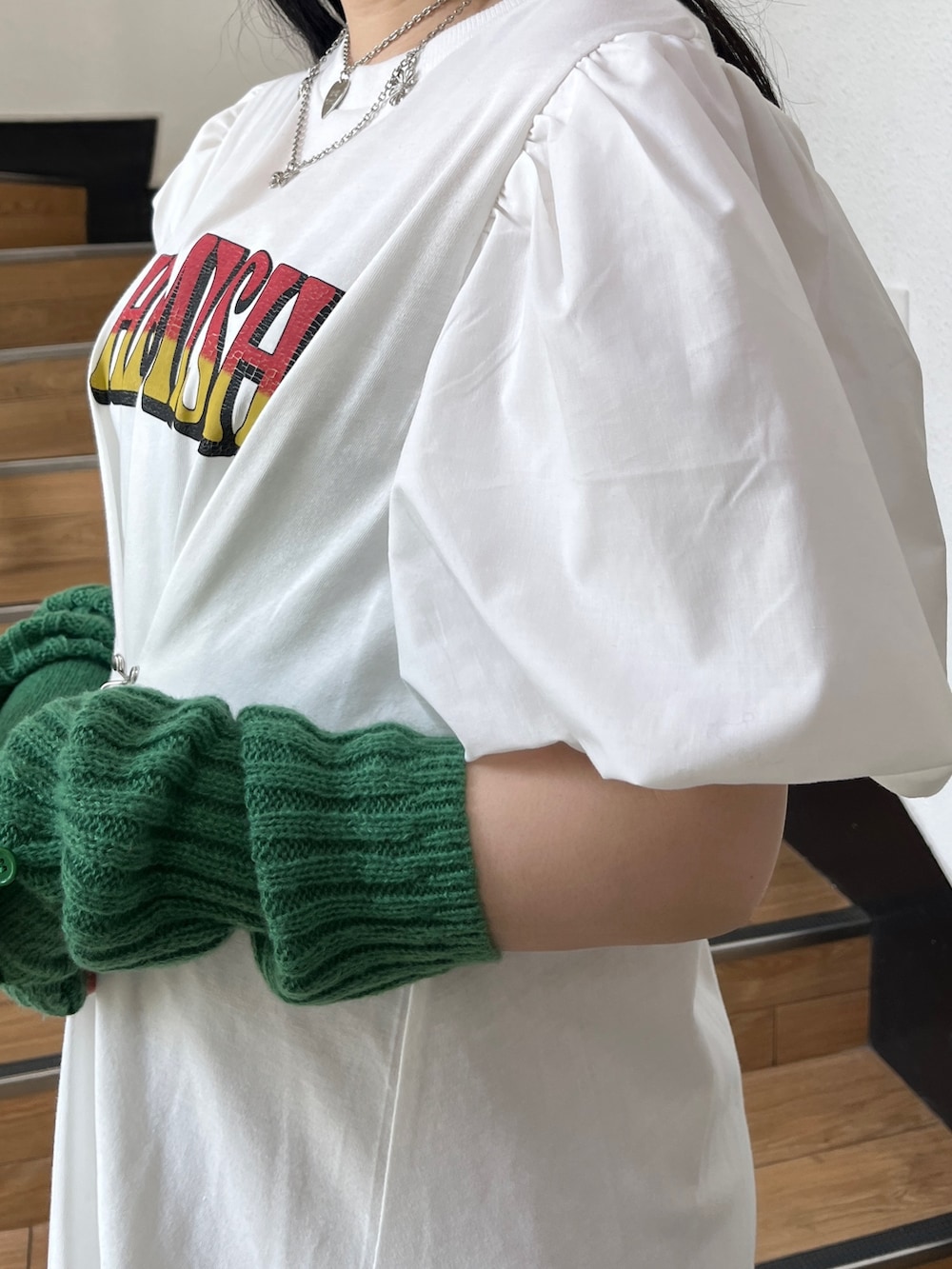 ホワイト系のワンピース、ブラック系のその他シューズ、ブラック系のアームカバーを着用したレディースの秋コーディネートの6枚目の写真