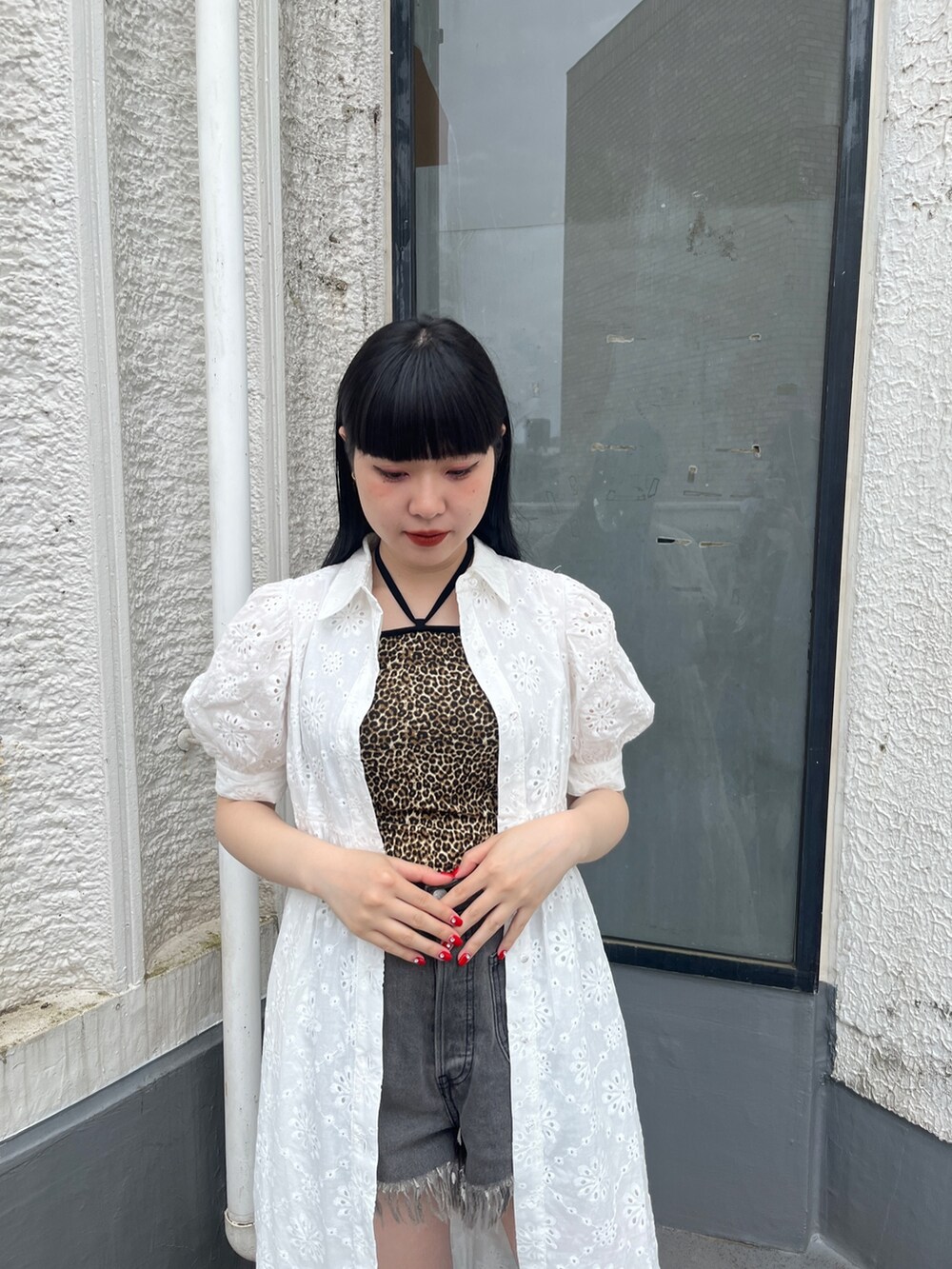 ホワイト系のワンピース、その他のキャミソール、ブラック系のブーツを着用したレディースの夏コーディネートの4枚目の写真