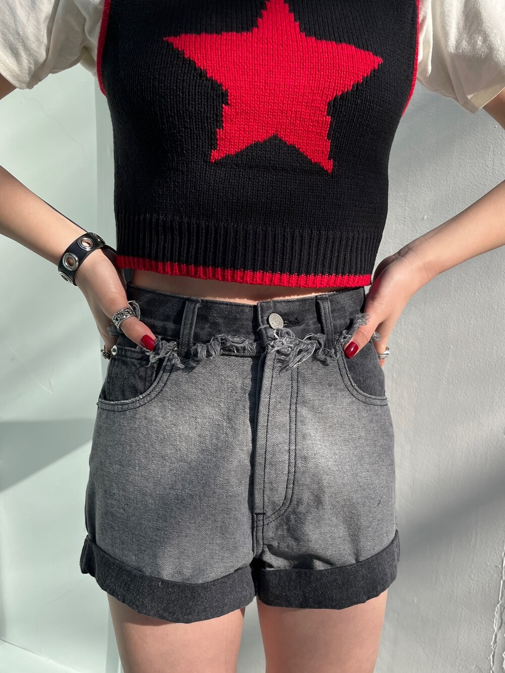 ブラック系のタンクトップ、ブルー系のデニムパンツ、ブラック系のハンチング/ベレー帽を着用したレディースの冬コーディネートの6枚目の写真