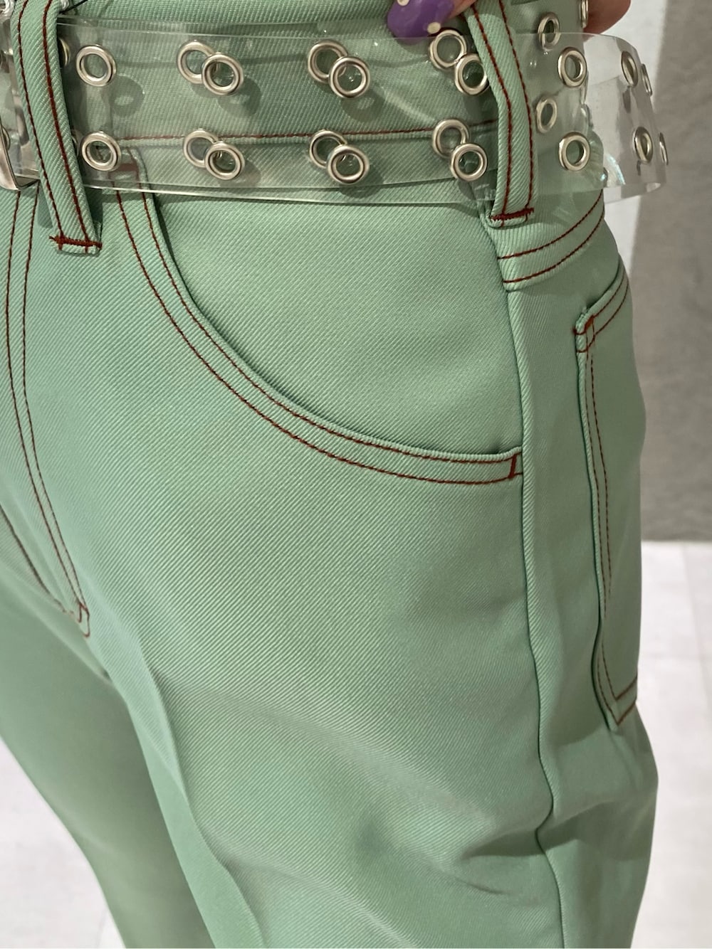 その他のシャツ/ブラウス、グリーン系のデニムパンツを着用したレディースの春コーディネートの5枚目の写真