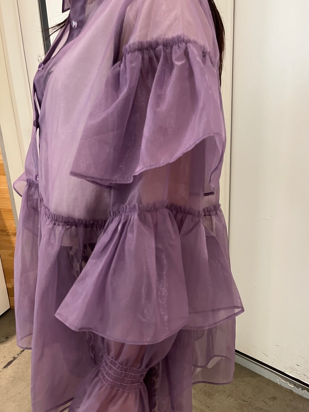 パープル系のシャツ/ブラウス、ホワイト系のタンクトップ、ブラウン系のその他パンツを着用したレディースの夏コーディネートの7枚目の写真