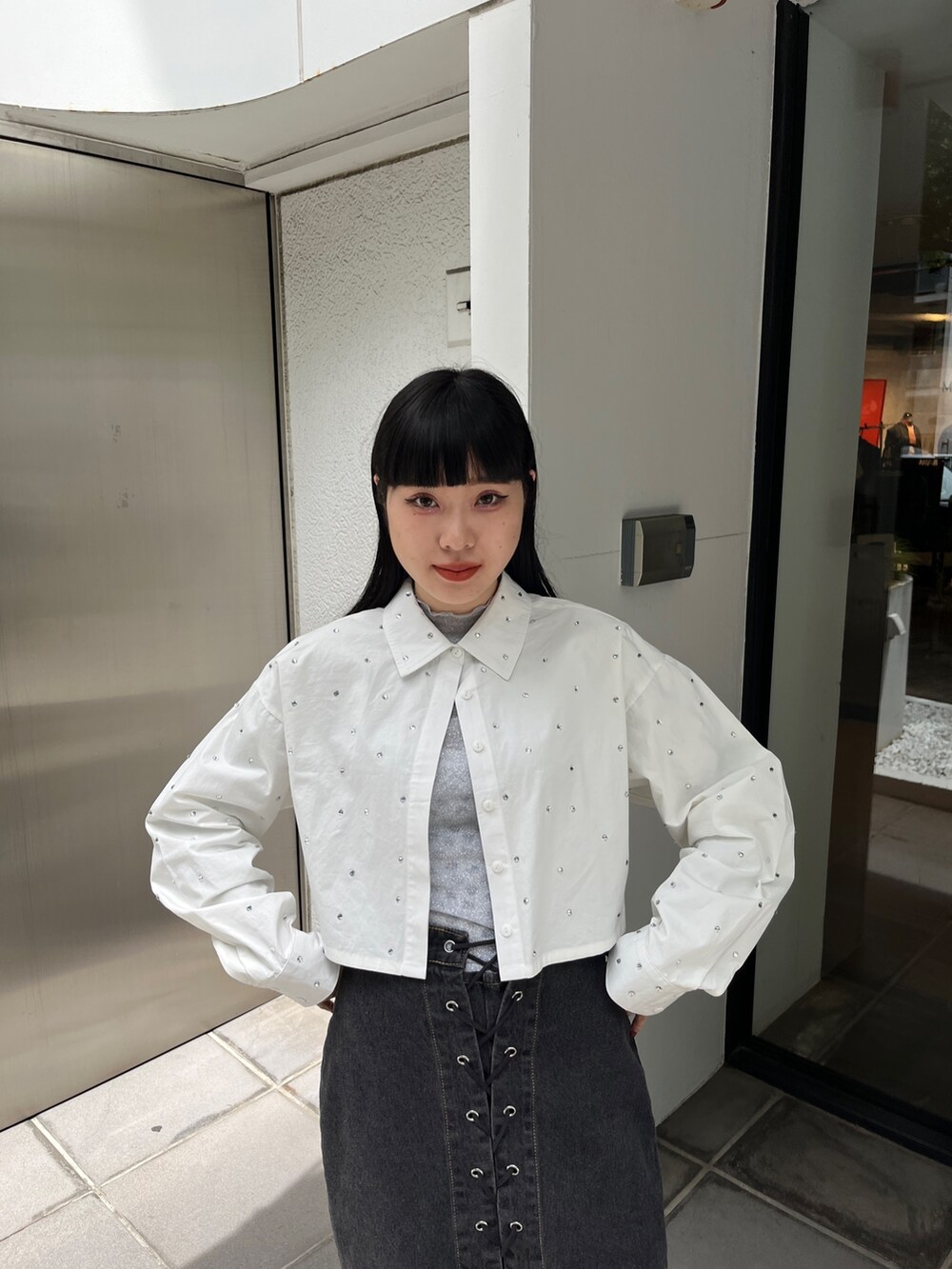 ブラック系のデニムパンツ、ブルー系のシャツ/ブラウス、シルバー系のTシャツ/カットソーを着用したレディースの夏コーディネートの6枚目の写真