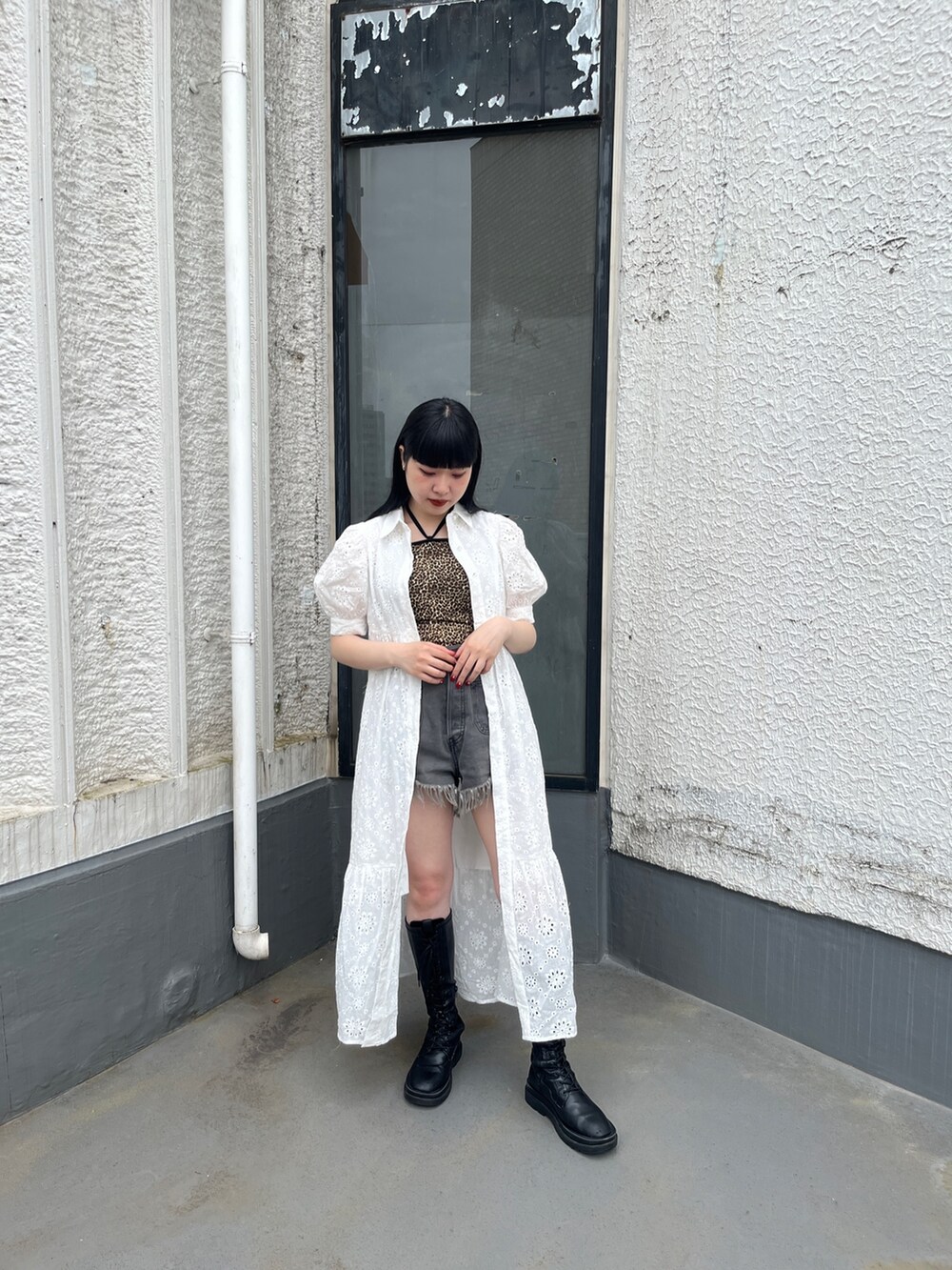 ホワイト系のワンピース、その他のキャミソール、ブラック系のブーツを着用したレディースの夏コーディネートの2枚目の写真