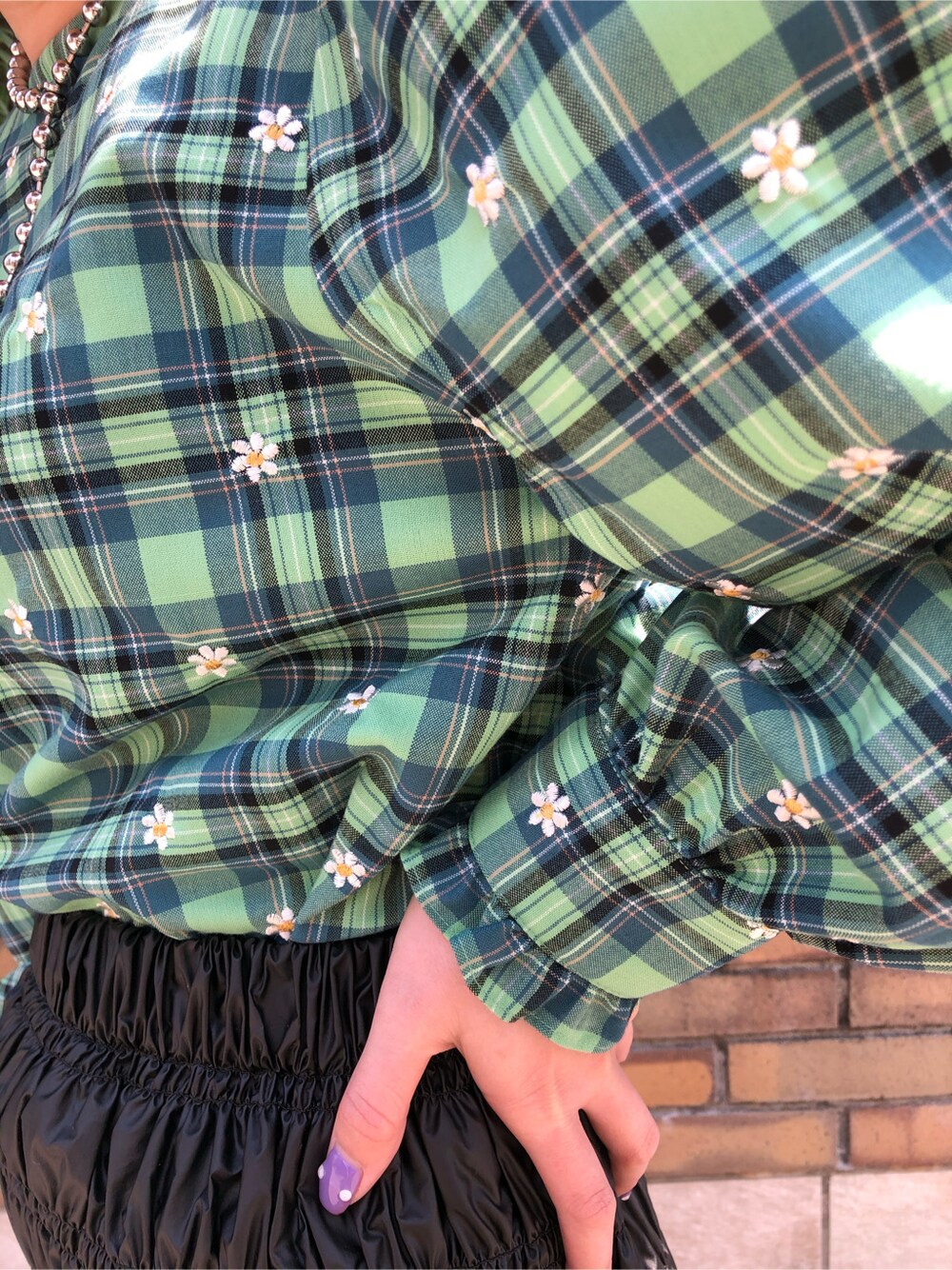 グリーン系のシャツ/ブラウス、ブラック系のスカートを着用したレディースの春コーディネートの5枚目の写真