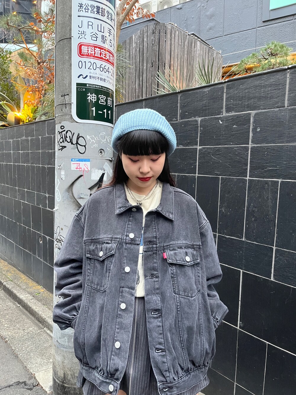 ブラック系のブーツ、グレー系のその他パンツ、ブラック系のデニムジャケットを着用したレディースの冬コーディネートの4枚目の写真