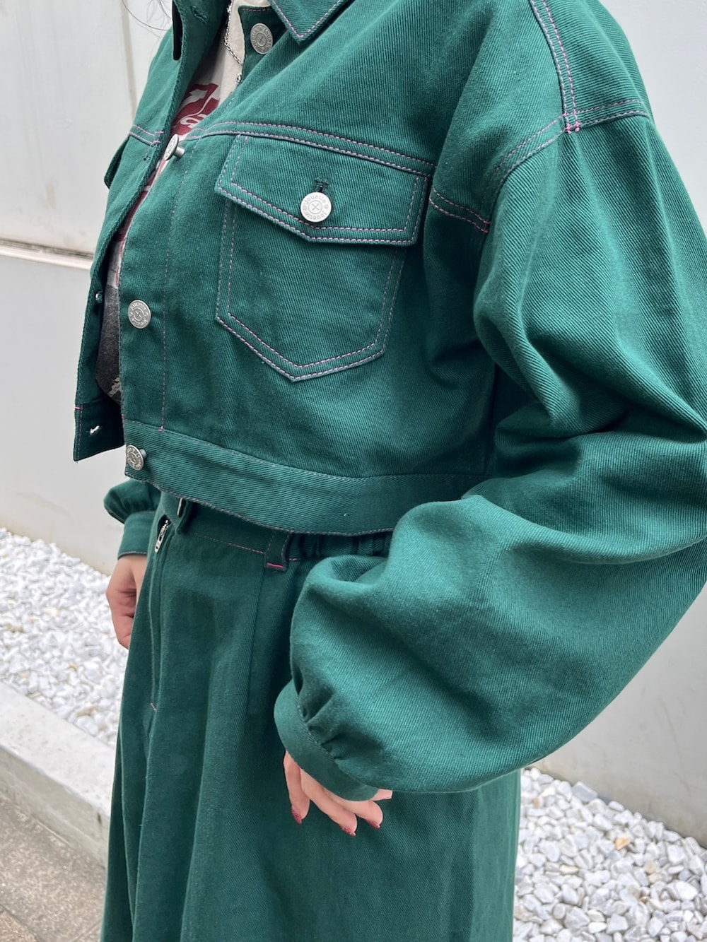 ホワイト系のTシャツ/カットソー、ブラック系のブーツ、グリーン系のワンピースを着用したレディースの夏コーディネートの6枚目の写真