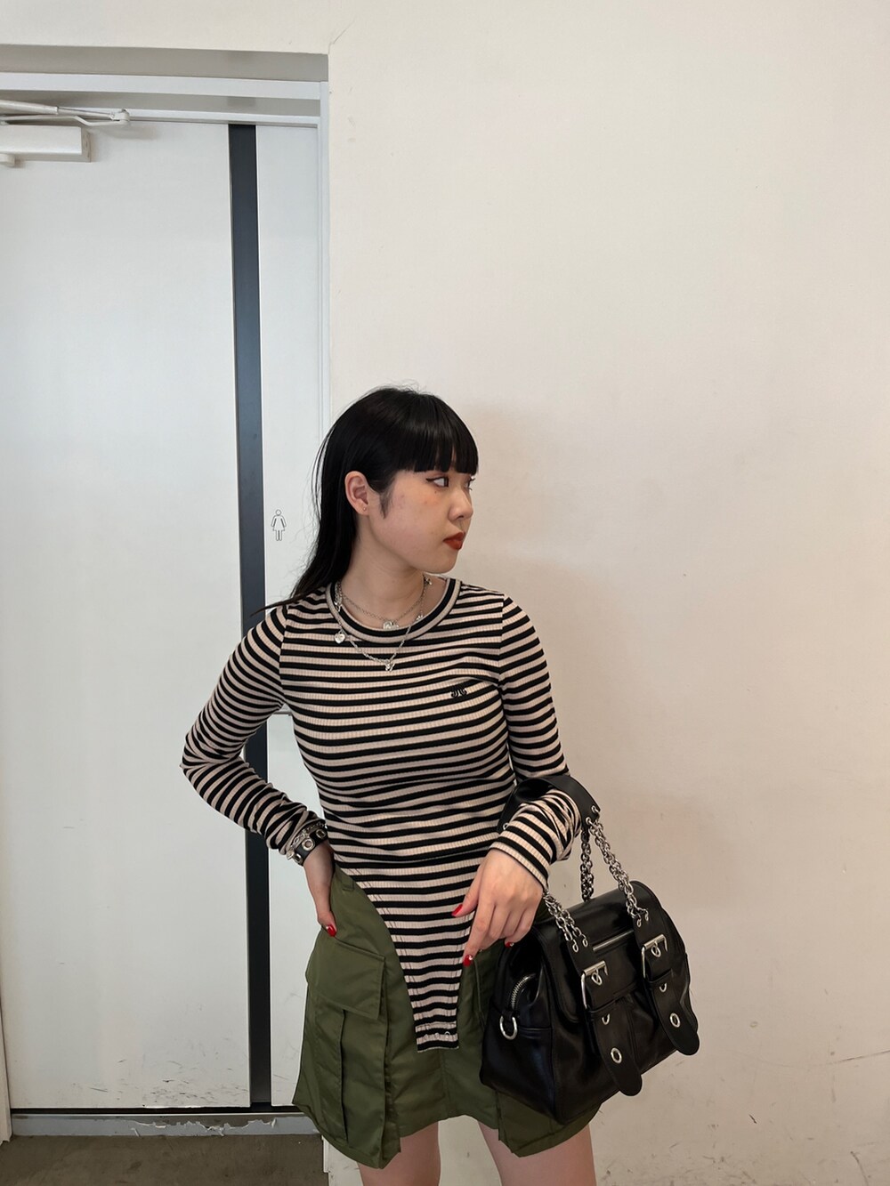 ブルー系のTシャツ/カットソー、ピンク系のその他パンツ、ブラック系のハンドバッグを着用したレディースの夏コーディネートの6枚目の写真