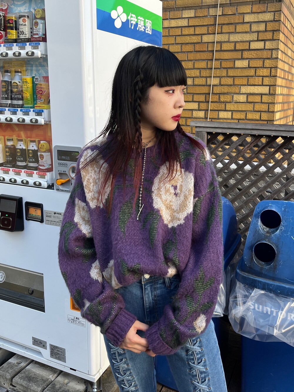 ブルー系のデニムパンツ、ブラック系のニット/セーター、ブラック系のブーツを着用したレディースの秋コーディネートの4枚目の写真