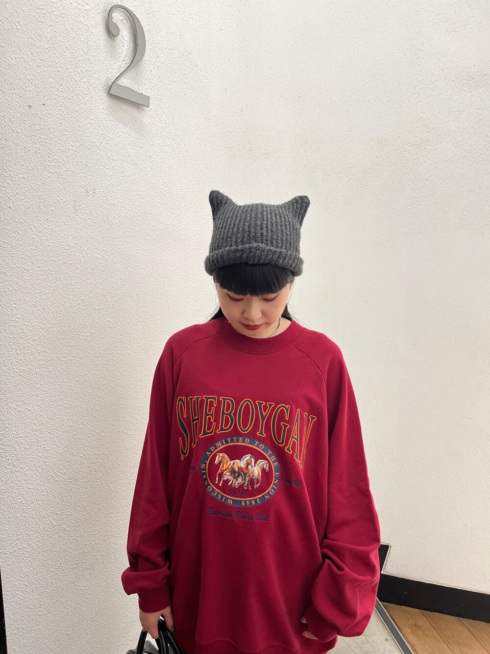 レッド系のスウェット、レッド系のその他パンツ、ブラック系のその他シューズを着用したレディースの秋コーディネートの5枚目の写真