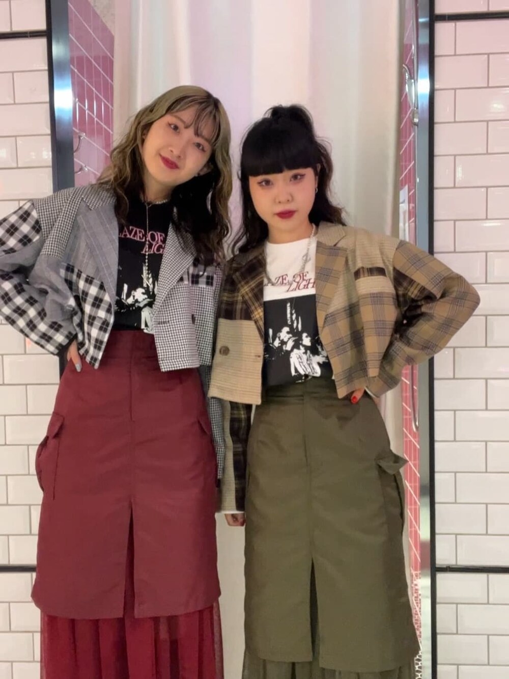 ベージュ系のスカート、レッド系のスカート、グレー系のその他アウターを着用したレディースの秋コーディネートの2枚目の写真