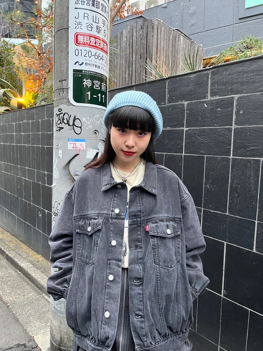 ブラック系のブーツ、グレー系のその他パンツ、ブラック系のデニムジャケットを着用したレディースの冬コーディネートの5枚目の写真