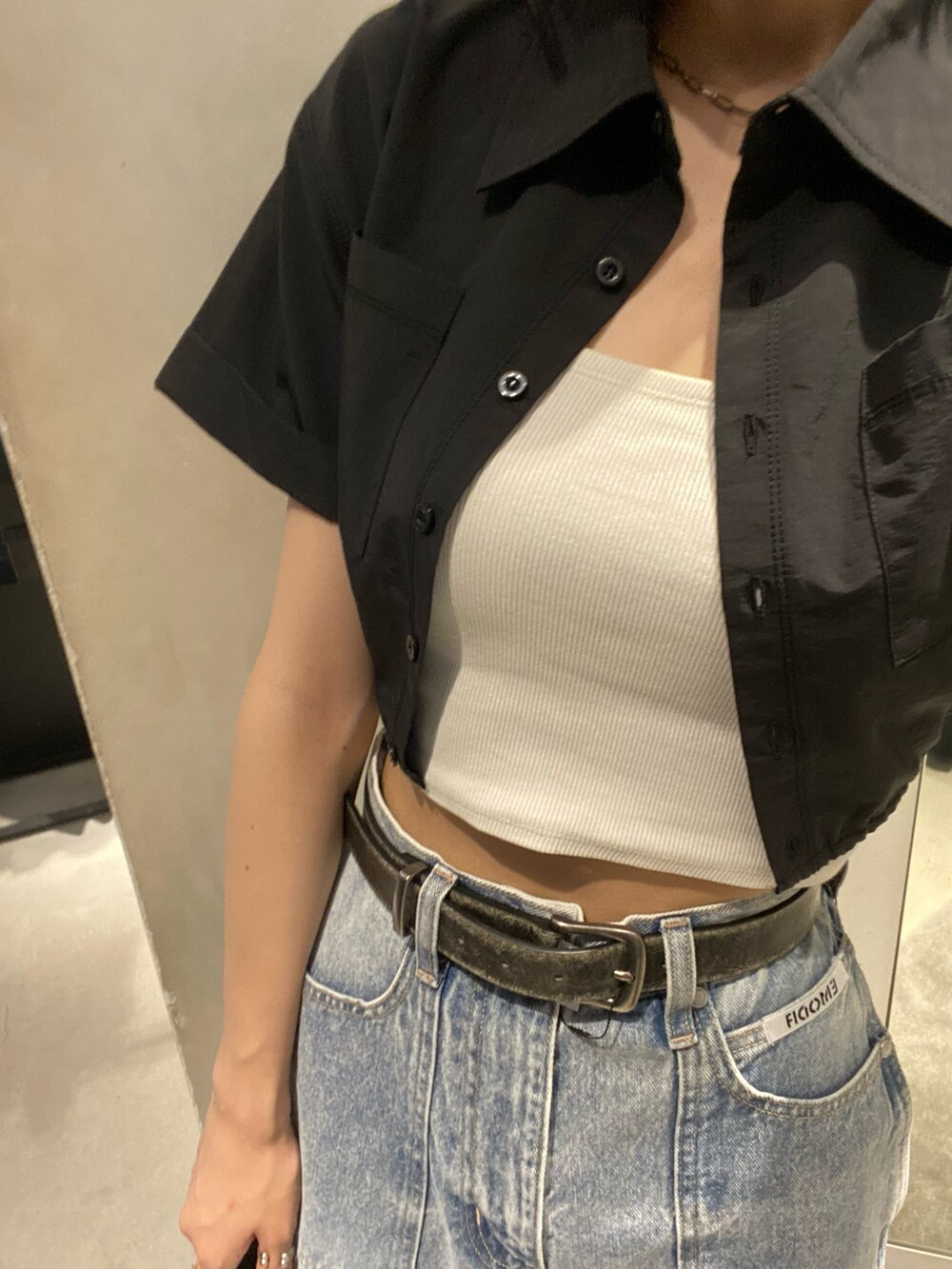 ブラック系のサンダル、ブルー系のデニムパンツ、ブラック系のシャツ/ブラウスを着用したレディースの夏コーディネートの7枚目の写真