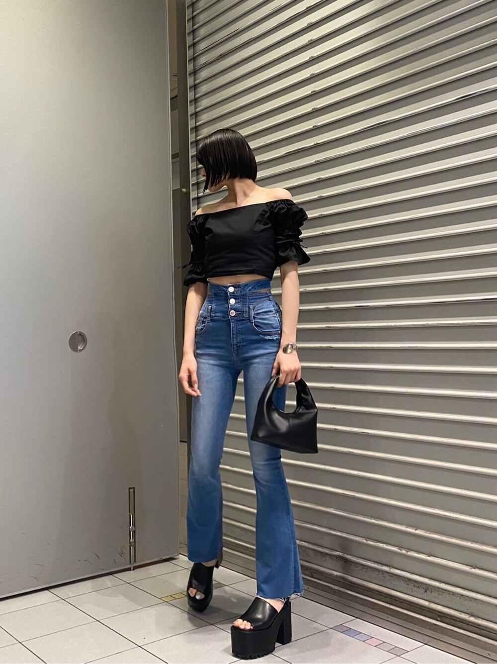 ブルー系のデニムパンツ、ブラック系のサンダル、ブラック系のシャツ/ブラウスを着用したレディースの夏コーディネートの3枚目の写真