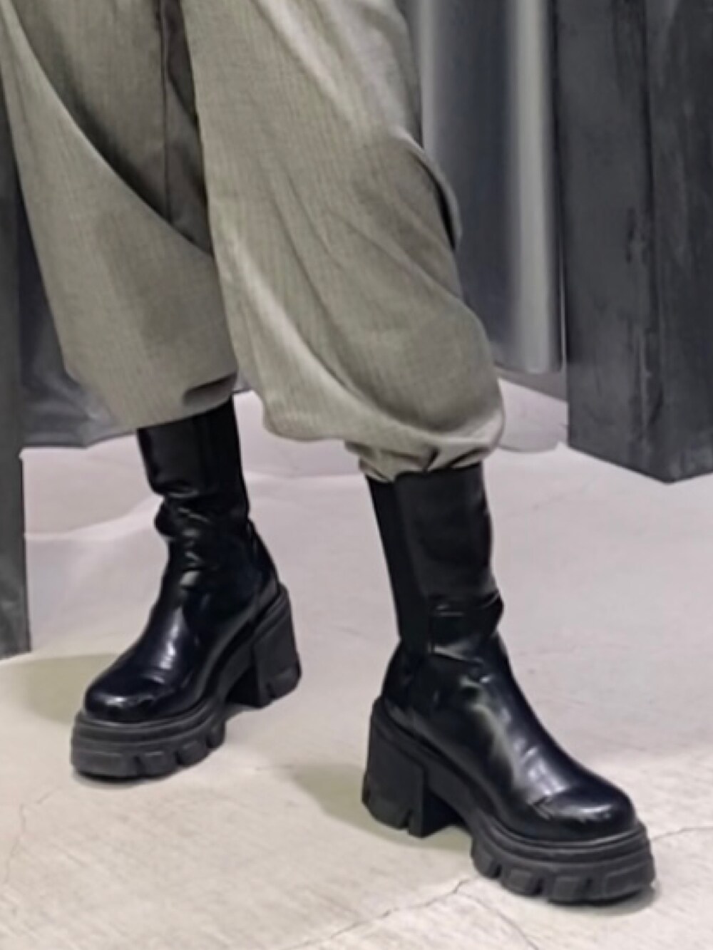 ブラック系のブーツ、グレー系のその他パンツ、ホワイト系のパーカーを着用したレディースの冬コーディネートの9枚目の写真