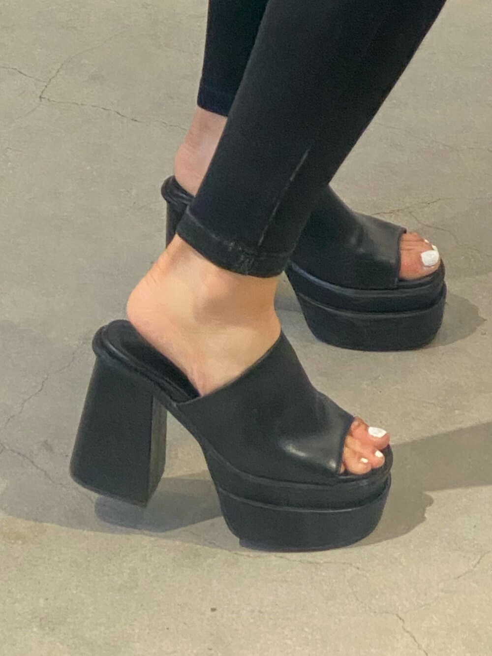 ブラック系のサンダル、ホワイト系のデニムパンツ、ブラック系のシャツ/ブラウスを着用したレディースの春コーディネートの10枚目の写真