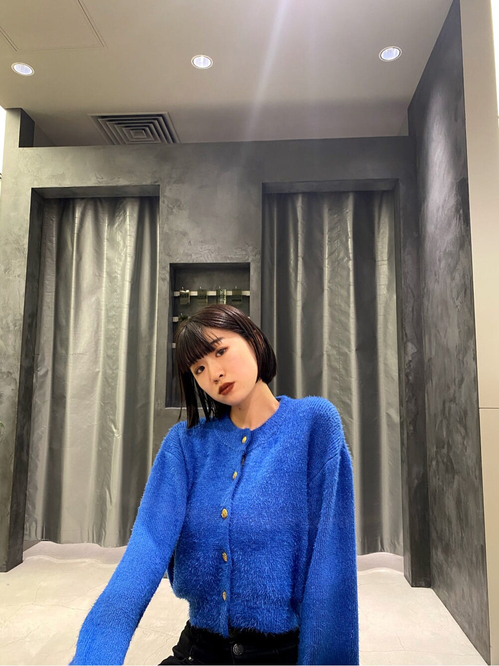 ブラック系のデニムパンツ、ブラック系のデニムパンツ、ブラック系のブーツを着用したレディースの秋コーディネートの6枚目の写真