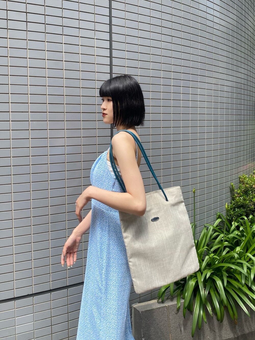 その他のワンピース、ホワイト系のブーツ、グレー系のトートバッグを着用したレディースの春コーディネートの7枚目の写真