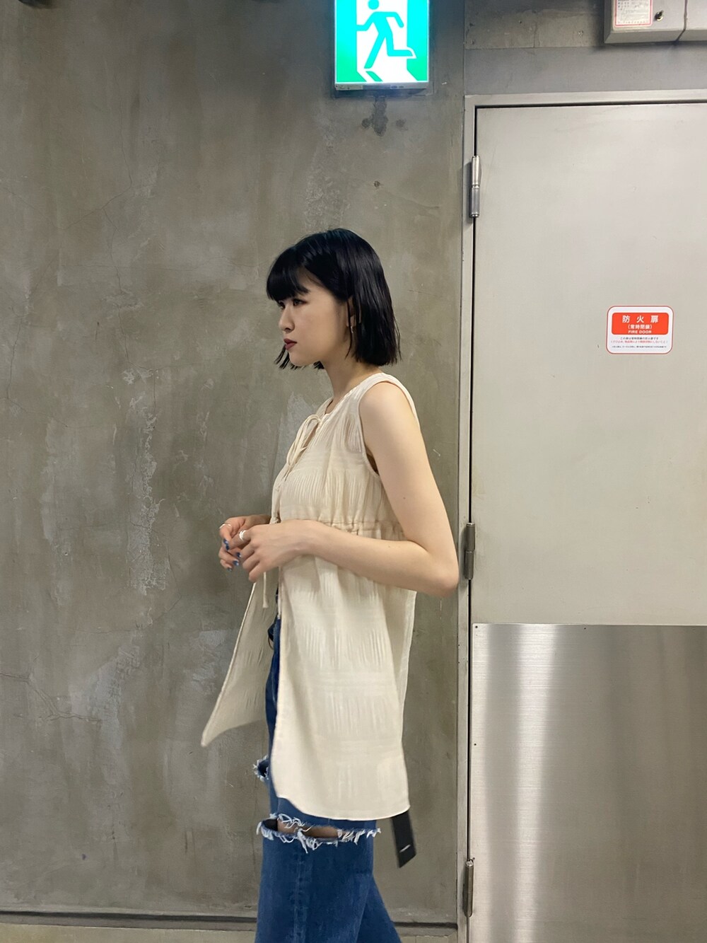 ブラック系のサンダル、ブルー系のデニムパンツ、ホワイト系のTシャツ/カットソーを着用したレディースの夏コーディネートの9枚目の写真