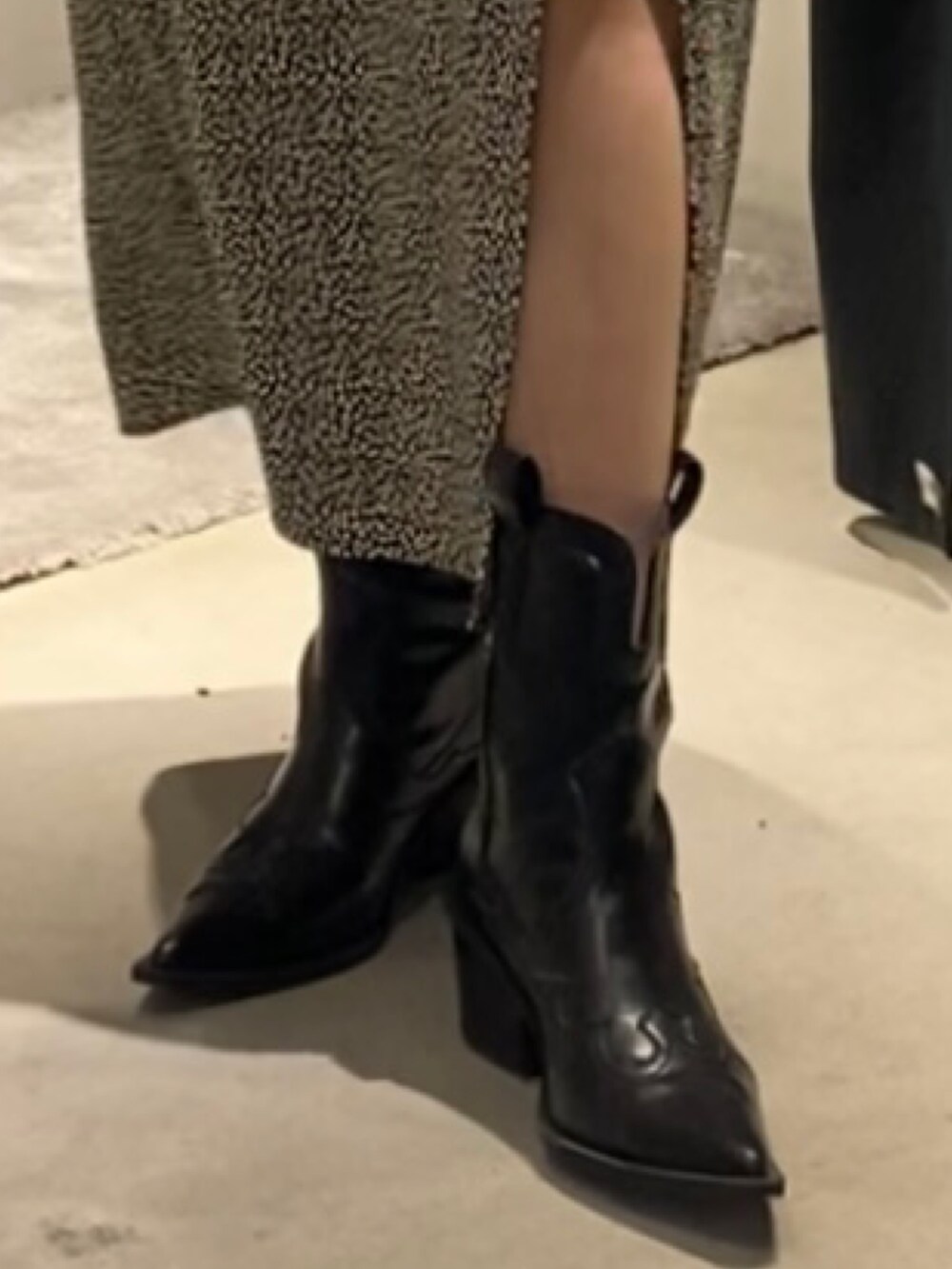 その他のワンピース、ブラック系のブーツ、ブラック系のシャツ/ブラウスを着用したレディースの夏コーディネートの6枚目の写真