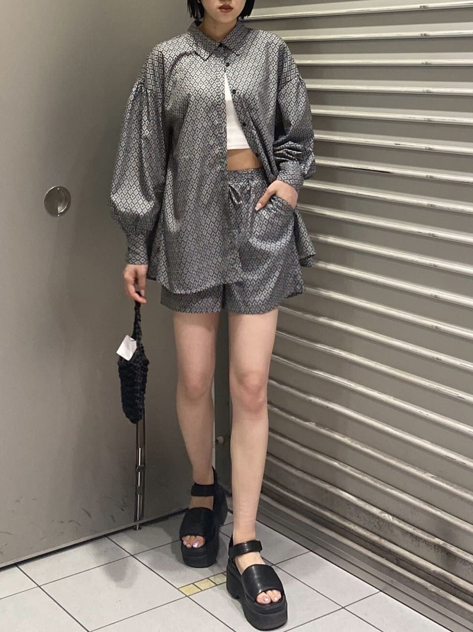 ブラック系のハンドバッグ、その他のシャツ/ブラウス、その他のその他パンツを着用したレディースの夏コーディネートの2枚目の写真