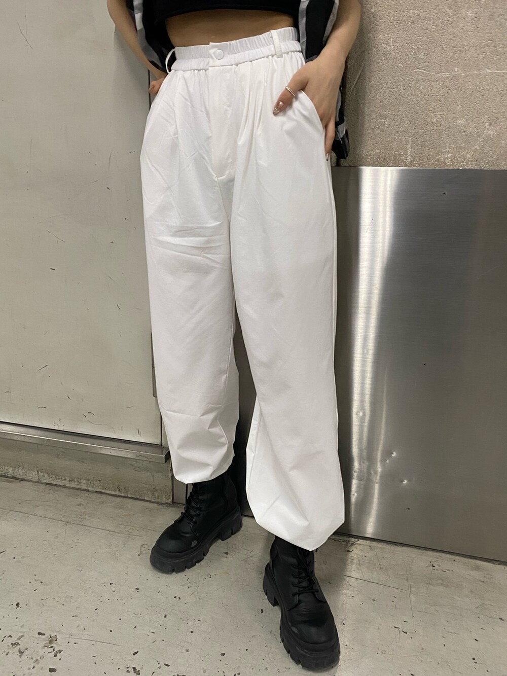ホワイト系のその他パンツ、ブラック系のブーツ、ブラック系のTシャツ/カットソーを着用したレディースの春コーディネートの8枚目の写真