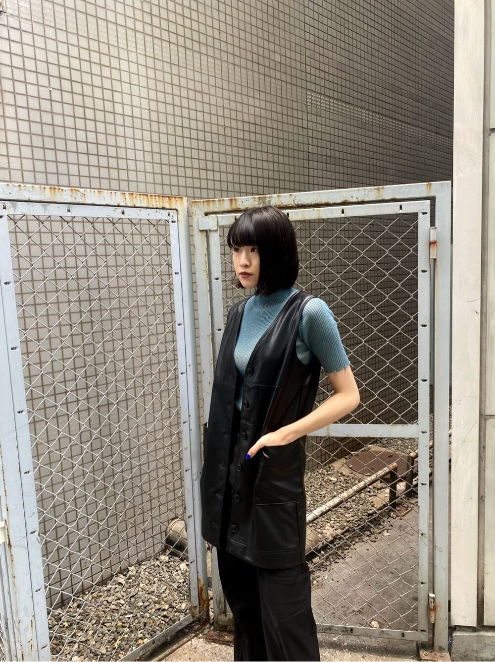 ブラック系のその他パンツ、ブラック系のワンピース、ブルー系のニット/セーターを着用したレディースの夏コーディネートの6枚目の写真