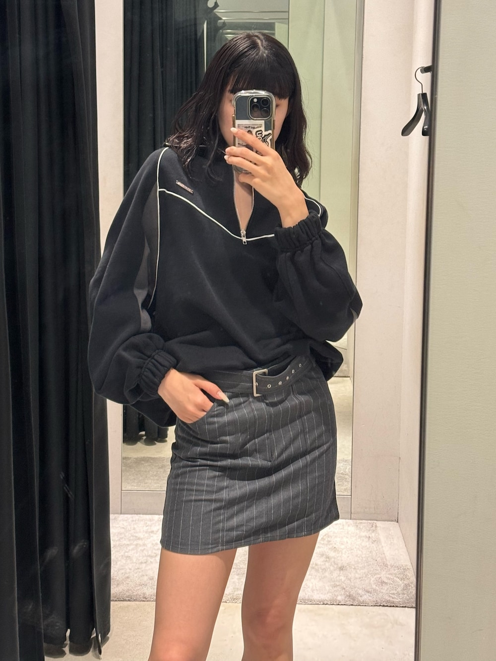 ブラック系のブーツ、その他のスカート、ブラック系のTシャツ/カットソーを着用したレディースの冬コーディネートの4枚目の写真
