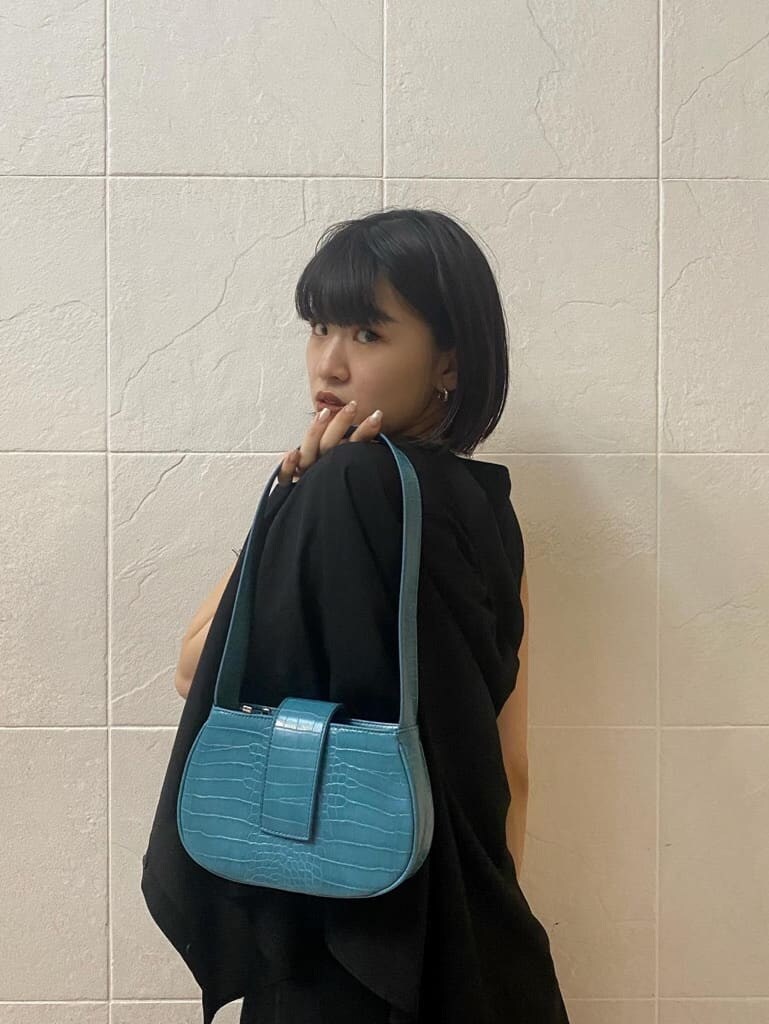 ブラック系のシャツ/ブラウス、ブラウン系のハンドバッグ、ブラック系のタンクトップを着用したレディースの夏コーディネートの3枚目の写真